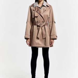 Trench court à détails carreaux