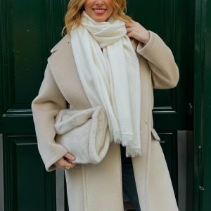 Echarpe en dentelle blanche