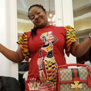 Robe droite avec motif peint a la main