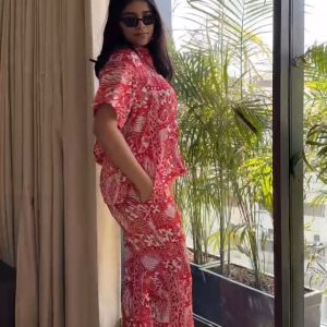 Ensemble en soie. Pantalon et haut chemise manches courtes en soie